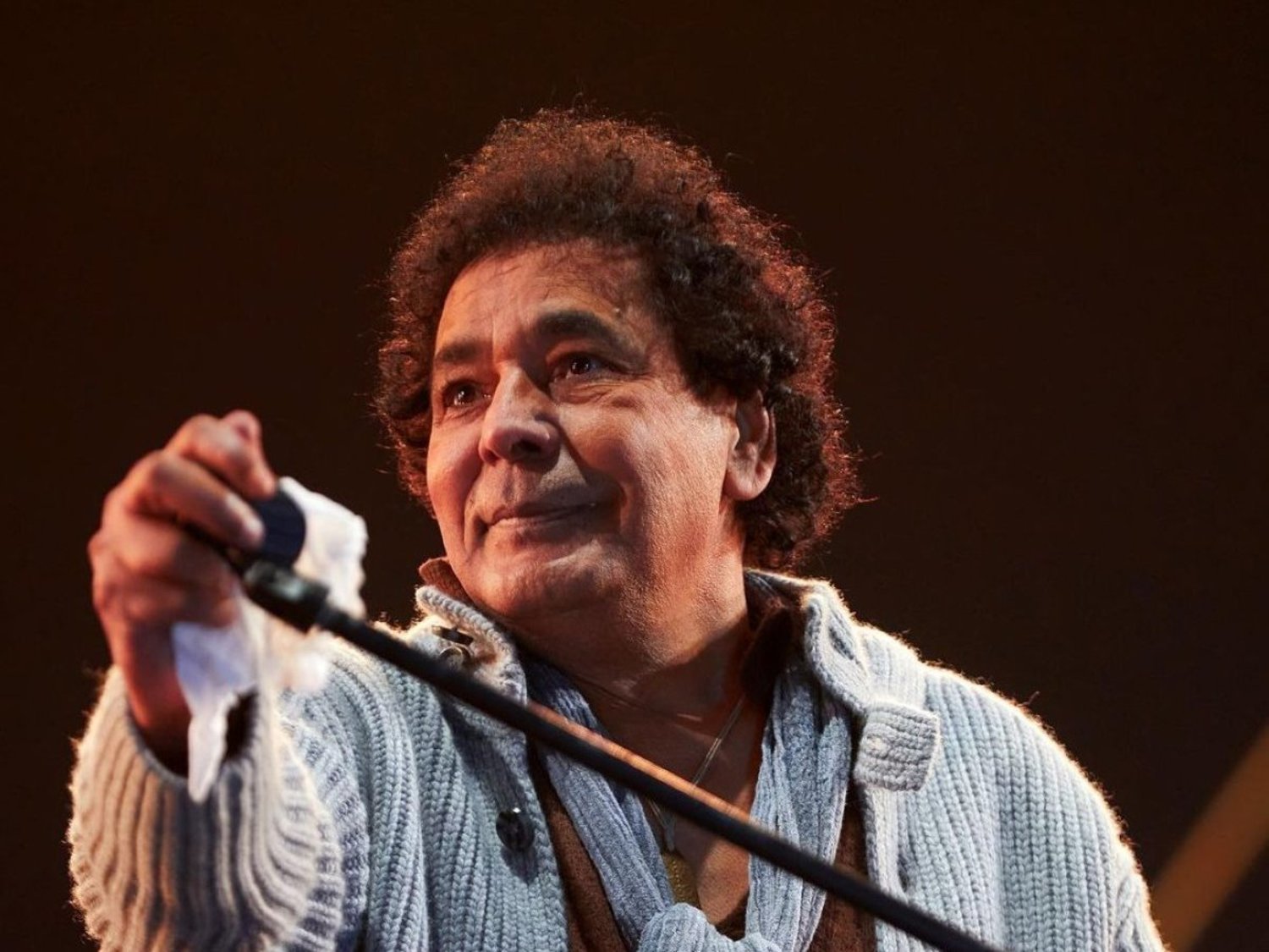 إلهام شاهين في منزل الكينج محمد منير للإطمئنان على صحته